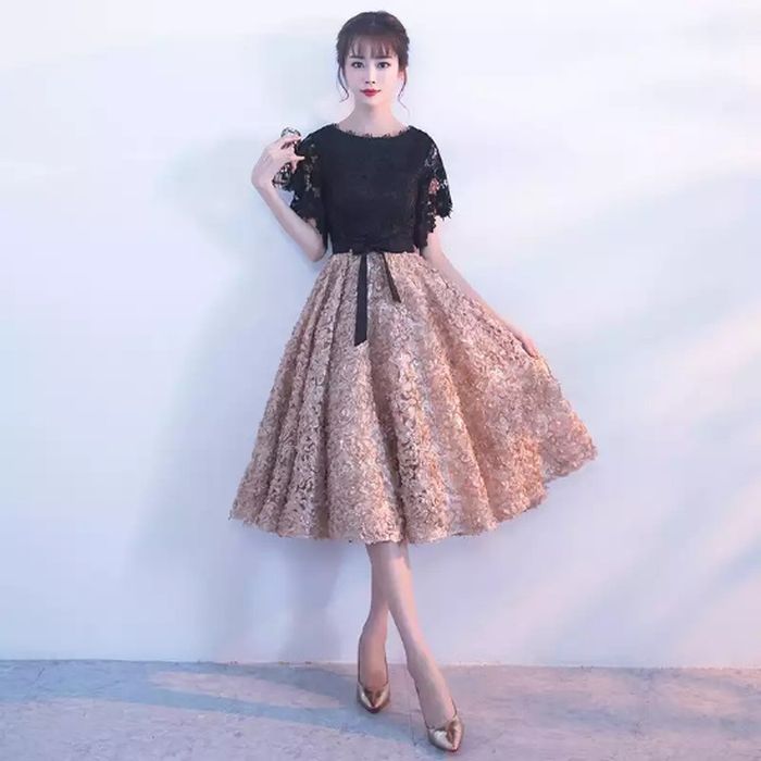 パーティードレス 韓国 即納 個性的 ドレス ワンピース 結婚式 ウエストリボン パーティー 黒 ブラック 高見え バイカラー レース フレア ミモレ丈 演奏会 高級感 二次会 膝丈 フレアスリーブ ゴールド
