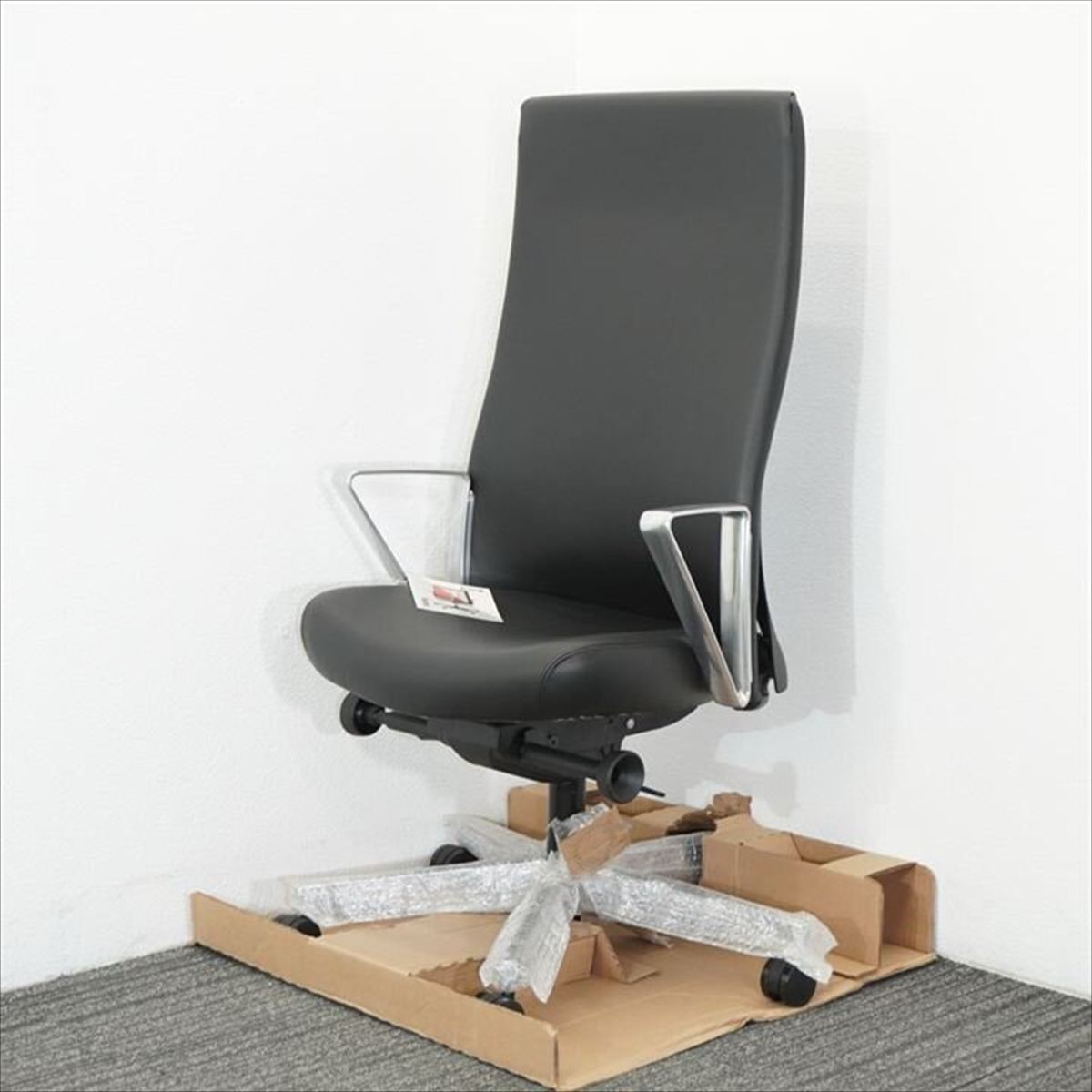 【B級／未当て嵌める品】イトーキ取りまわし Knoll(ノル) リミックス ご機嫌うしろ側 軽銀繰り返し肘 張地：黒いこと／背色つや：狂飆 特価品 中古