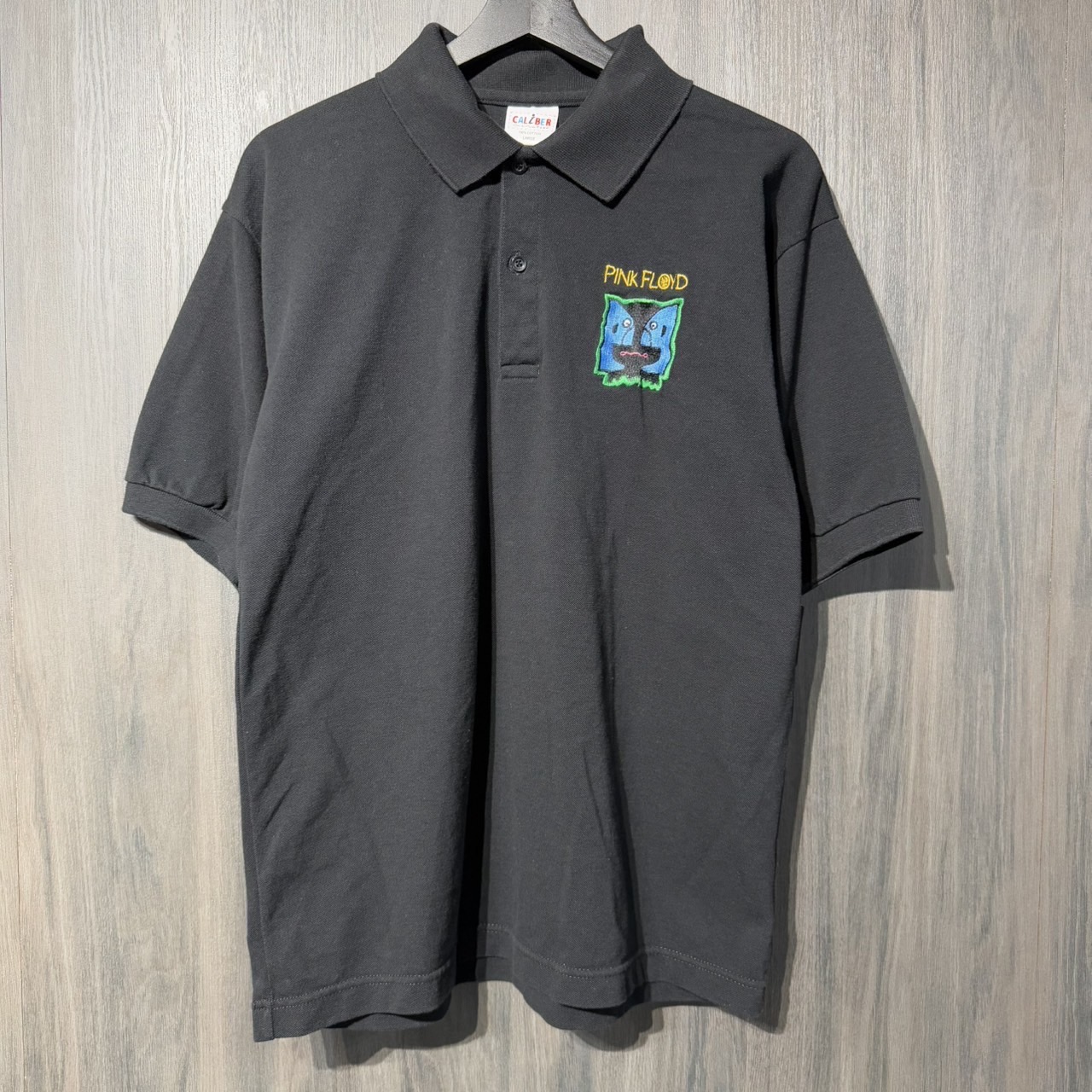 90s VINTAGE TEE PinkFloyd \"Logo Embroidery ” CALIBER L サクラ色フロイド ロゴタイプ紋章 ダンス楽隊 半袖スポーツシャツ 黒いこと"