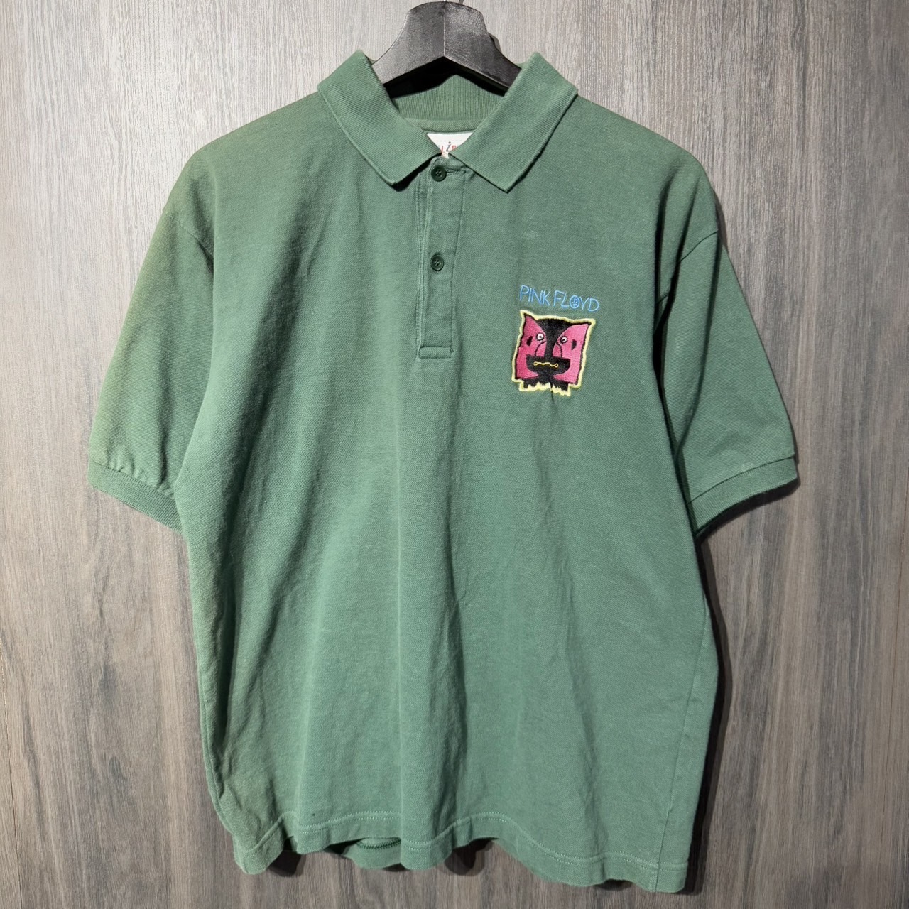 90s VINTAGE TEE PinkFloyd \"Logo Embroidery ” CALIBER L サクラ色フロイド ロゴタイプ紋章 ダンス楽隊 半袖スポーツシャツ 緑であること"
