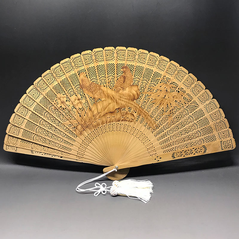 Iwa01 天宝堂 和装小物 透かし彫り金鶏鳥手描焼絵 透かし彫り金鶏鳥手描焼絵 高級白檀扇子 お祝いや贈り物に最適 高級白檀扇子