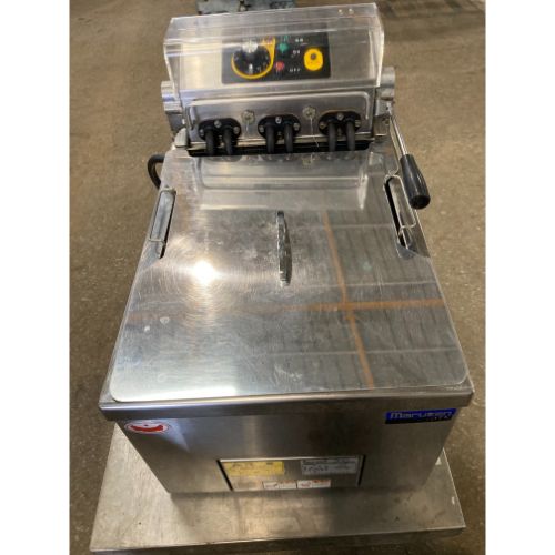 【実業界最長1年引きうける】【中古】卓上灯し火フライヤー マルゼン MEF-10TE 幅330×奥ぶかさ500×高さ250 三相200V 【貨物輸送別途積もり書き】【お勤め用】【飲食店 バス発着場 勝手もと機材 フライヤー お勤め用フライヤー】 業務用厨房機器・用品-キッチン用品・食器・調理器具-業務用フライヤー