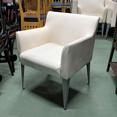 【中古】肘付き添い人イス 白なめし革 幅570×奥ぶかさ540×高さ720 座面高さ：420 【貨物輸送無料】【お役目用】【飲食店 バス発着場 勝手もと設備 イス お役目用イス】