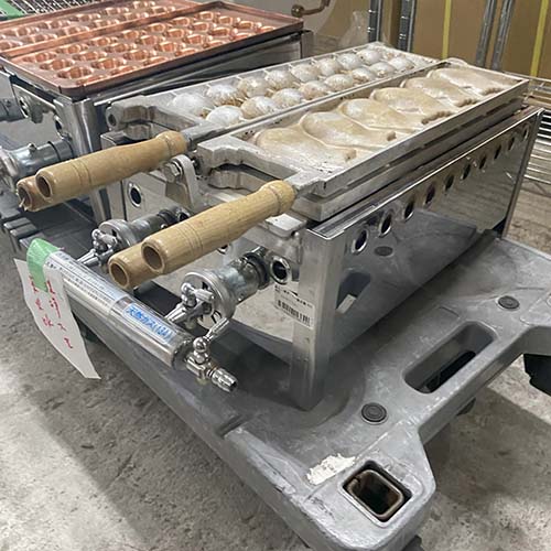 【中古】たこ焼き/たい焼き器16穴+6匹 幅270×奥行490×高さ180 都市ガス 【送料別途見積】【業務用】【飲食店 店舗 厨房機器 特殊焼物器 業務用特殊焼物器】 66,550円