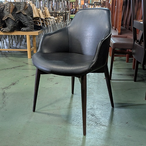【中古】肘付き添い人洋風イス 黒 幅550×奥ふかさ550×高さ810 座面高さ：450 【貨物輸送無料】【御勤め用】【飲食店 バス発着場 勝手もと備品 イス 御勤め用イス】