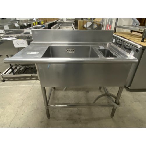 【中古】ソイルド一槽シンク ゴミカゴ付き BGあり 幅1100×奥行650×高さ830 【送料別途見積】【業務用】【飲食店 店舗 厨房機器 一槽シンク 業務用一槽シンク】