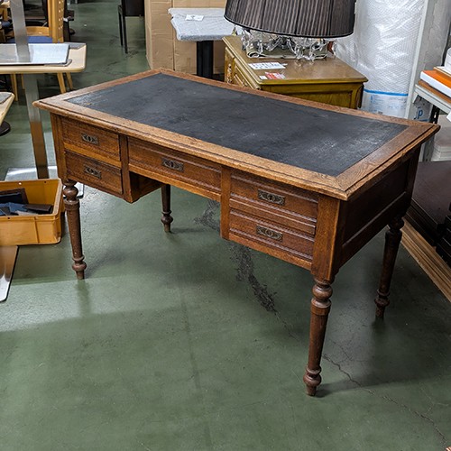 【中古】アンティーク調度品 木製事務机 赤銅色 黒天板 木縁 幅1280×奥ふかさ700×高さ790 【貨物輸送別途積もり書き】【御勤め用】【飲食店 バス発着場 バス発着場備え付け 室内装飾 調度品】