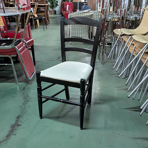 【中古】洋風イス 黒 座白なめし革 幅440×奥ふかさ480×高さ870 座面高さ：450 【貨物輸送無料】【御勤め用】【飲食店 バス発着場 勝手もと備品 イス 御勤め用イス】