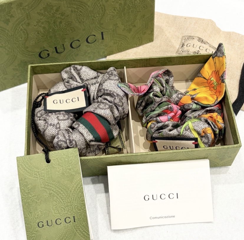 シュシュ ブランド GUCCI グッチ マルチ グレー セット ヘアゴム ヘアアクセサリー しゅしゅ ブランド 中古 結婚式 ハイブランド 高級 おしゃれ かわいい シルク100% オシャレ シルク100パーセント シルク 入学式 卒業式 入園式 卒園式 社会人 新成人 仕事 ビジネス【中古】｜TENTO店