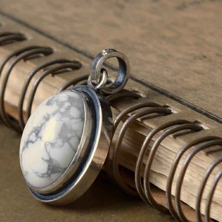 即納特典付き 楽天市場 ホワイトマグネサイトのシルバーペンダント ホワイトマグネサイト メンズ レディース ハンドメイド 1点物 オーダー シルバー カボション カボッション ネックレス シンプル 上品 おしゃれ Silver 950 マモる 手作り 手づくり ペアジュエリー