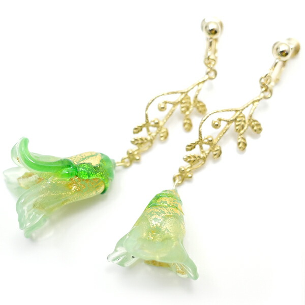 ヴェネチアンガラスの、薄緑の花のイヤリング 【Kasumi～かすみ～】 アクセサリー/作家/ハンドメイド