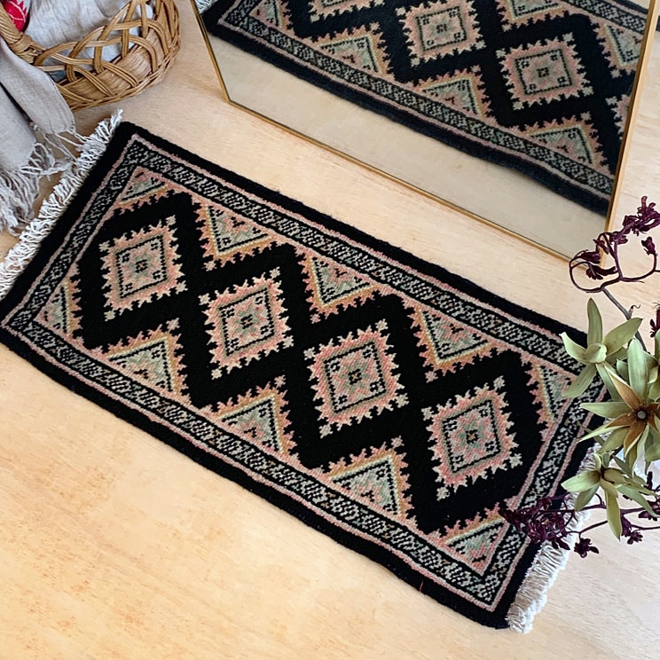 【12時までのご注文で当日出荷】 ヴィンテージ トライバル ラグ 69cm×32cm ピンク×ブラック 9,768円