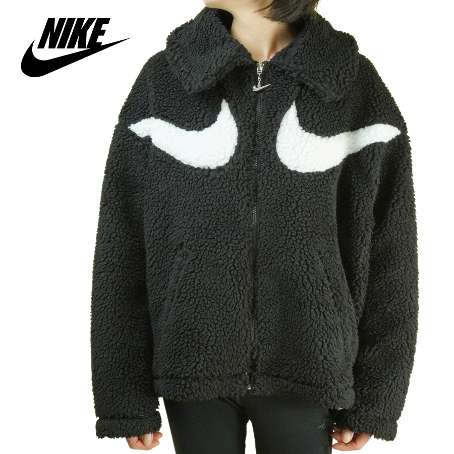 NIKE　KIDS　フェイクファー　スウォッシュ　総柄　ジャケット　アウター NIKE（ナイキ）の「ナイキ スポーツウェア ジュニア フェイク