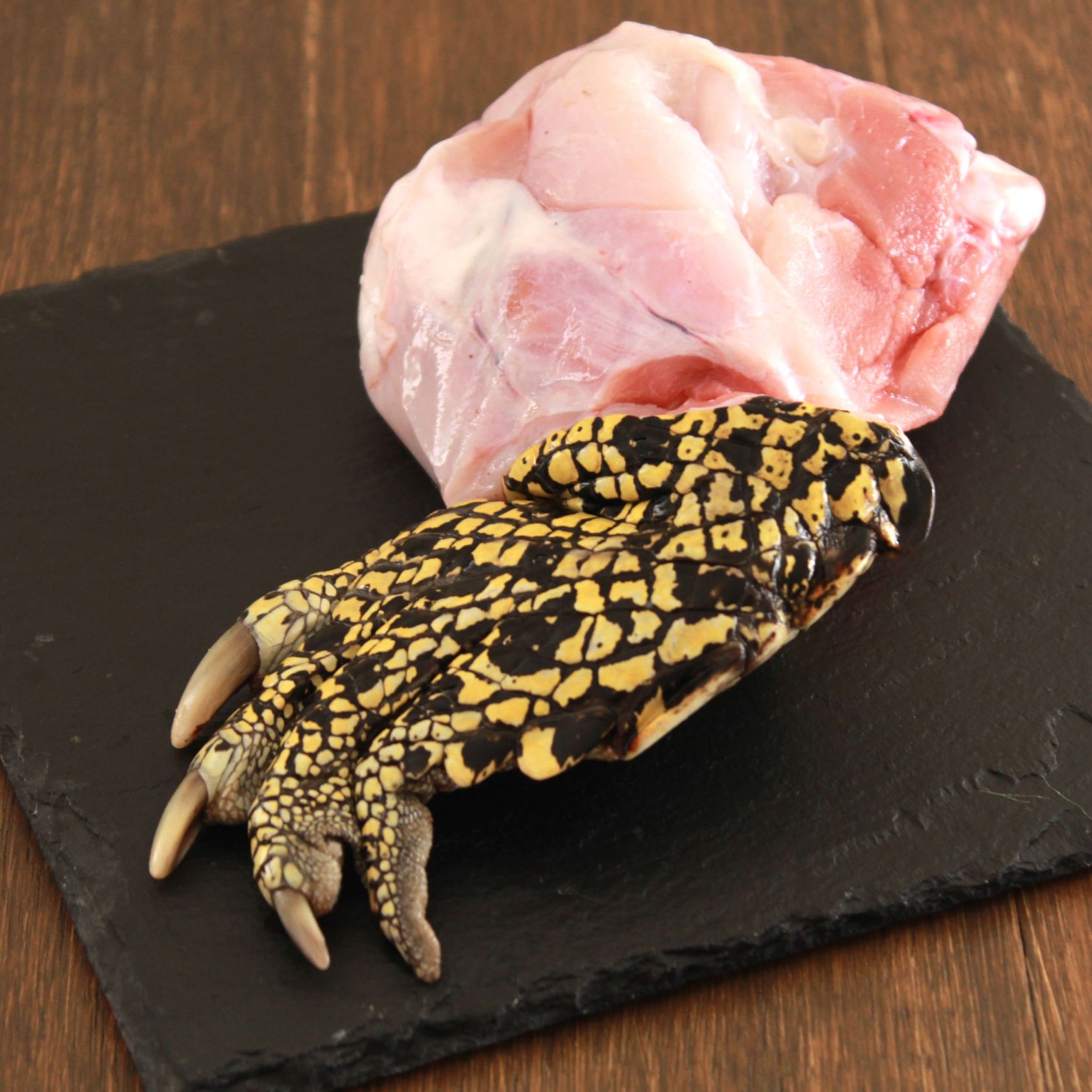 ワニ Amazon.co.jp: Whole Meat ワニ肉 （ワニ足）300g~399g 骨付き足