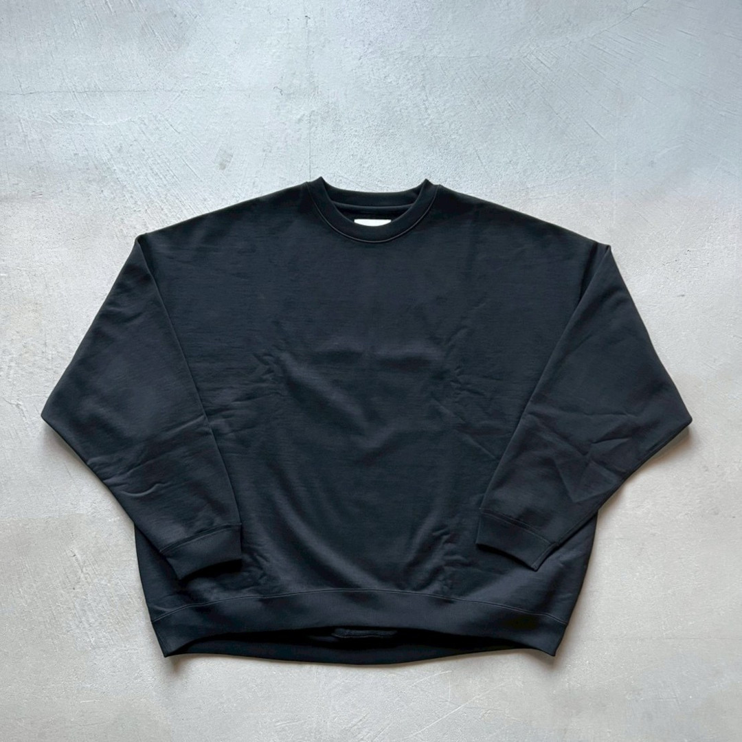 MARKAWARE | 目じるしお召しもの  HUGE SWEAT  BLACK  (A26A09CS01C)  トップス 汗水 労働者の一団のど首