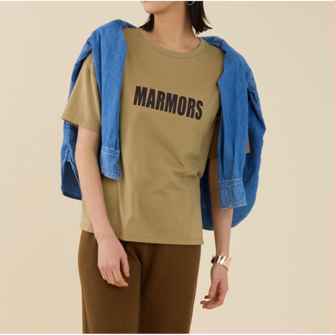 【marmors】\"MARMORS\""flocky logo T-shirt BEIGE (0225309103) 25AW 25秋冬 トップス プルオーバー ロゴタイププルオーバー"
