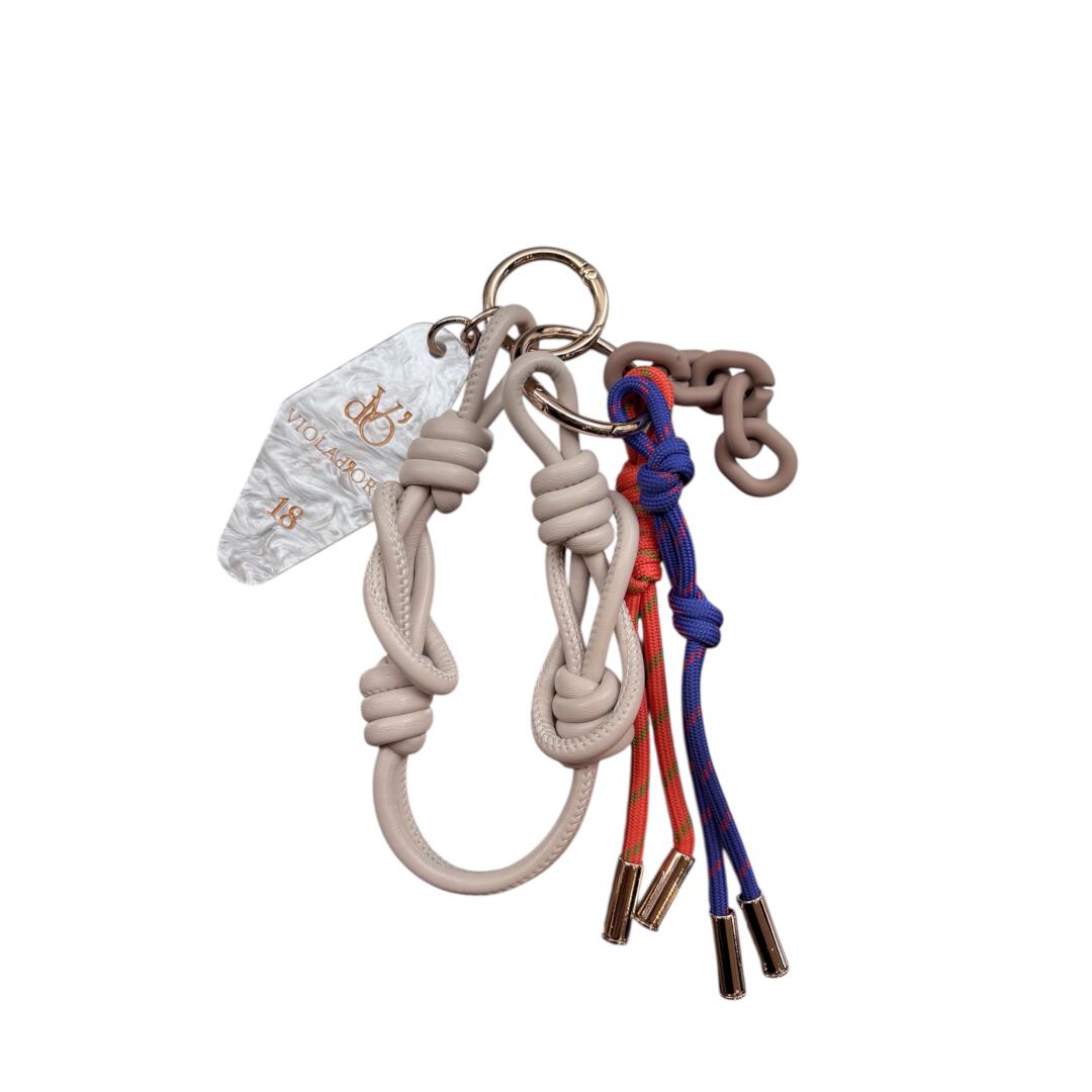 ＼店内全品10％OFFクーポン配布中／ VIOLAd’ORO【ヴィオラドーロ】アクリルxコード　バッグチャーム PEARL KEY × ICE GRAY (V-5078) 25AW　25秋冬　バッグチャーム　キーホルダー　カナビラ