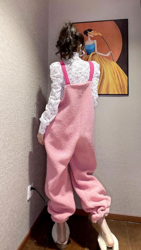 冬のおしゃれに欠かせない 韓国風サロペットパンンツ レディース 厚手素材で暖かい ハイウエストデザイン カジュアルコーデ もこもこ素材 花柄ワンポイント 大きめサイズ ピンク 白 ロング丈 オーバーオール おしゃれ着サロペットパンツ レディース 冬用 韓国風 オーバーオ