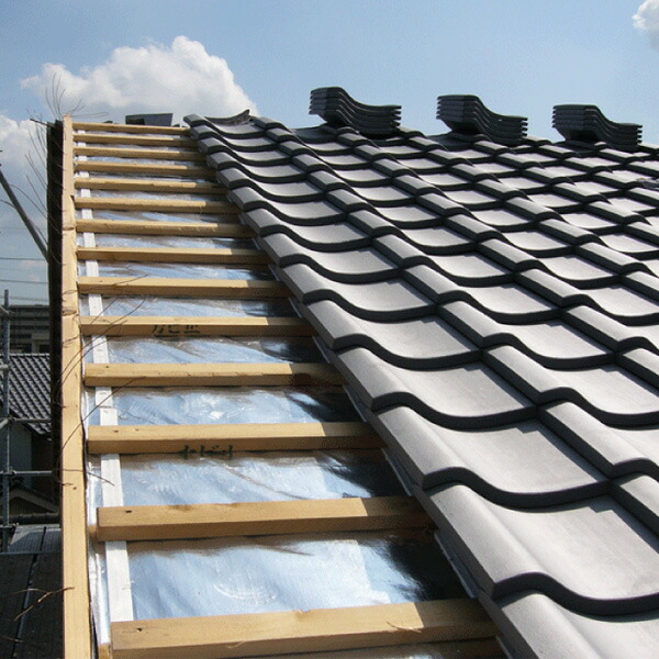 楽天市場 屋根 遮熱シート タープホイル 3層 大容量 幅12mmx60m 1本入 アルミ片面タイプ 穴開き 透湿タイプ 屋根 天井の遮熱材 2ケース以上から送料無料 簡単施工 屋根の遮熱 屋根裏 Tap7101nr 6 アルミ遮熱シート 遮熱材 スライブストア