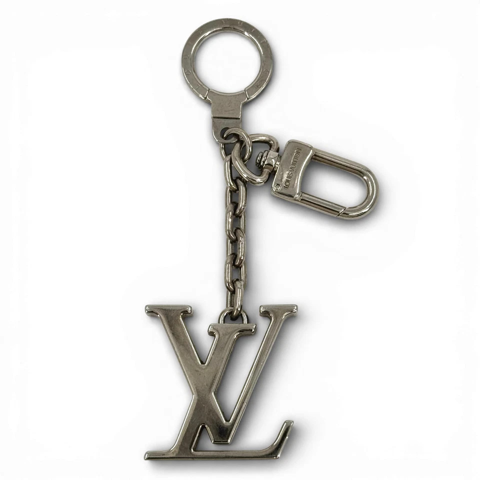 【中古】LOUIS VUITTON ポルトクレ プリント イニシャル シルバー バッグ チャーム M65071｜Tibi Trunk　店