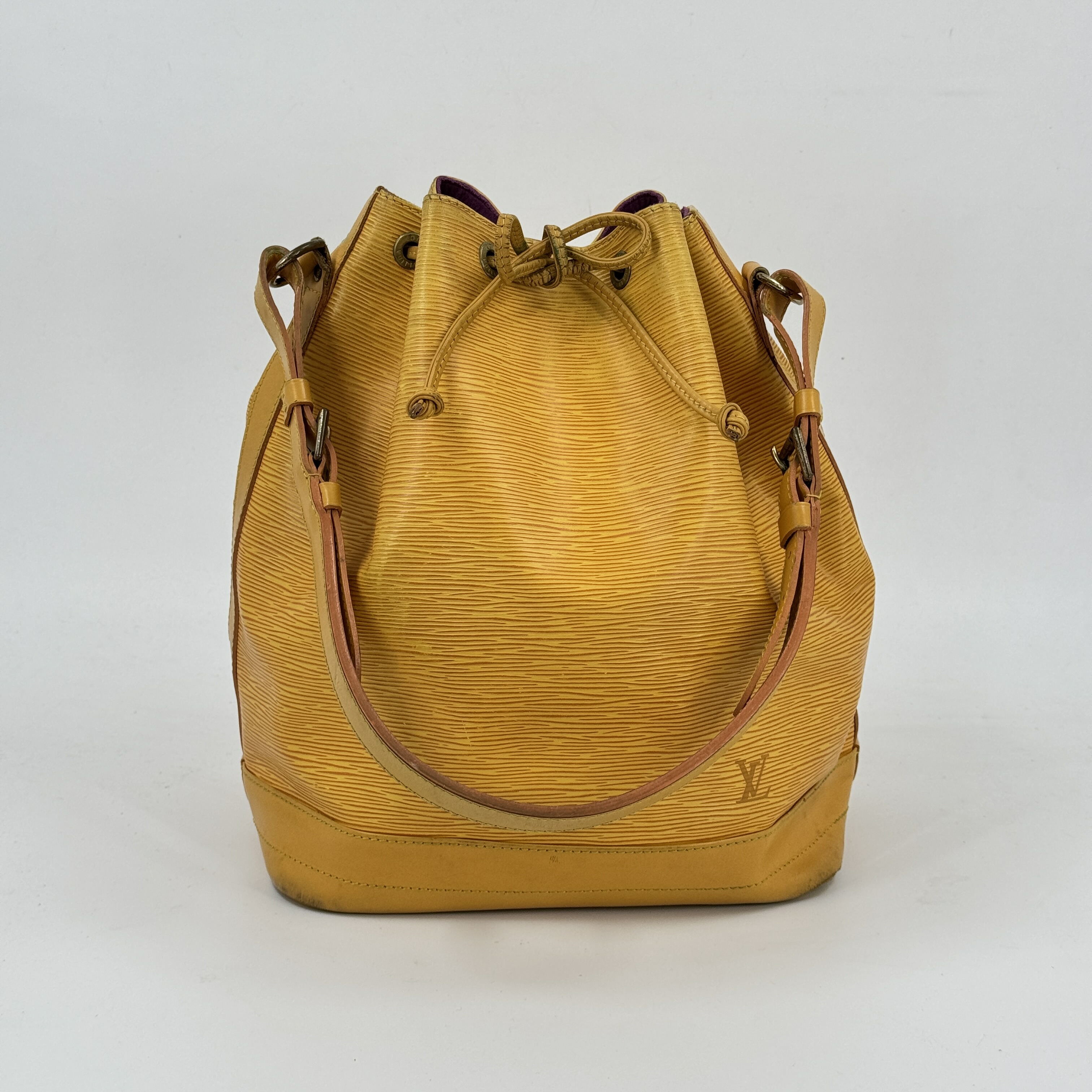 【中古】LOUIS VUITTON エピ プチノエ 黄色 なめし革 合財袋 ショルダーバッグ M44109