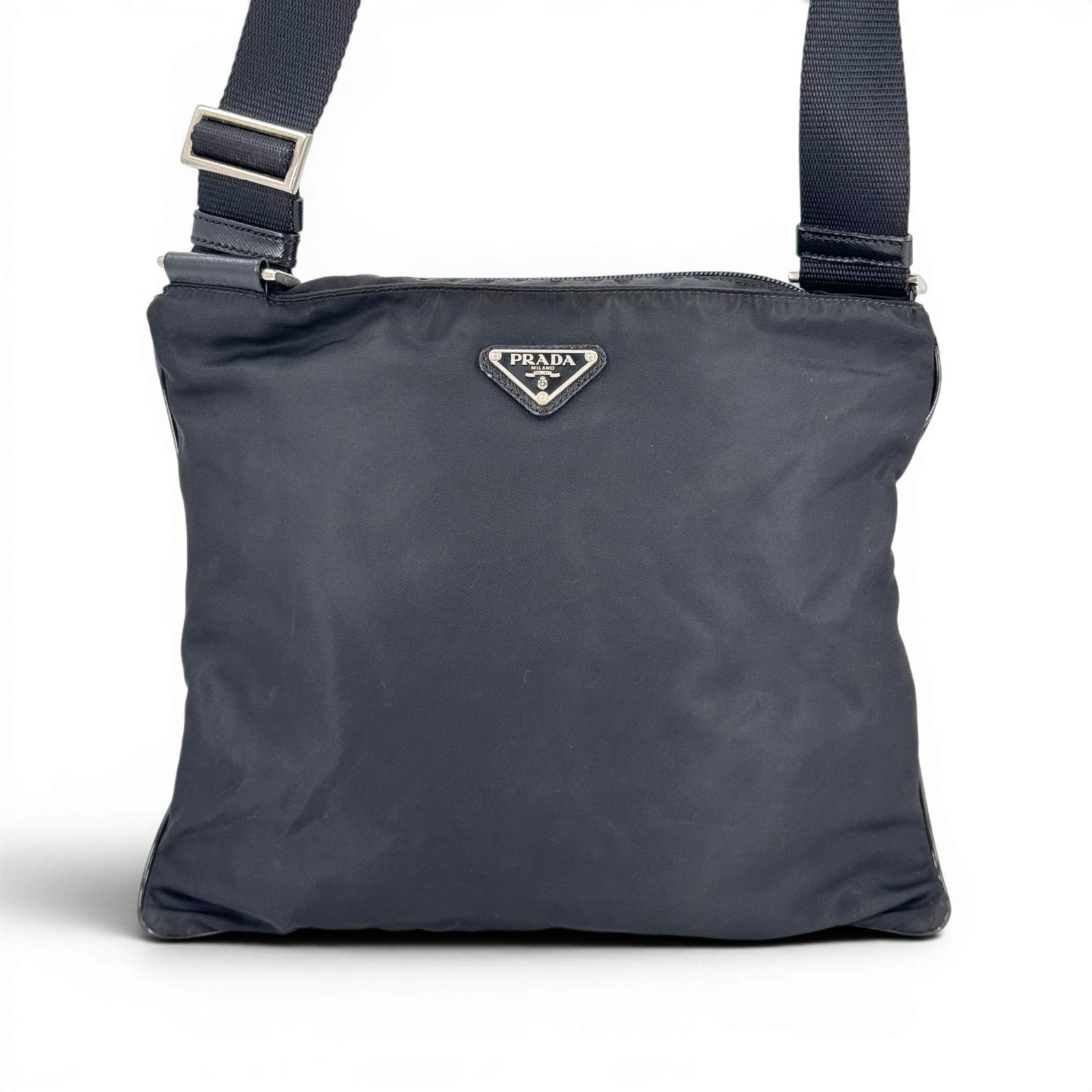 【中古】PRADA テスートナイロン ブラック フラットショルダーバッグ 2VH055｜Tibi Trunk　店