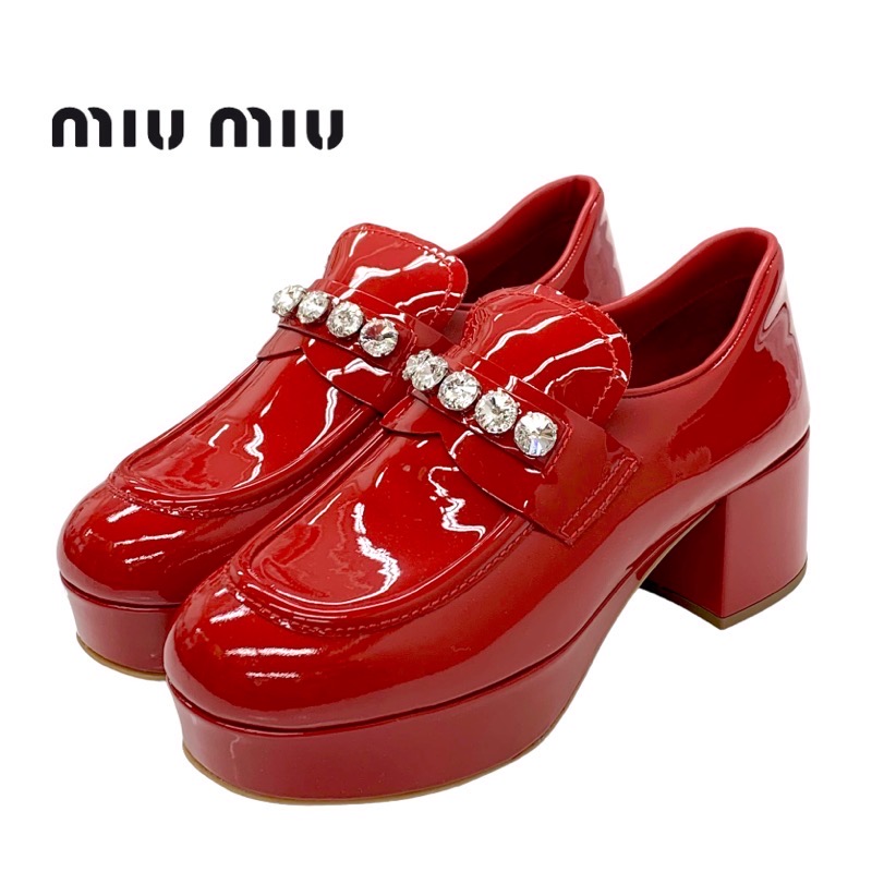 MiuMiu パテントレザー ローファー 上品 光沢 靴 新作 人気 miumiu 靴 クリスタル付きパテントレザーローファー 37 ビジュー