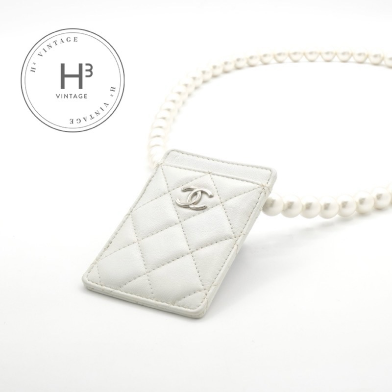 シャネル CHANEL 歌留多容れもの 歌留多入れ 通行手形容れもの 白いこと しろがね色 ココマーク 惹き付ける マトラッセ パールチェーン店