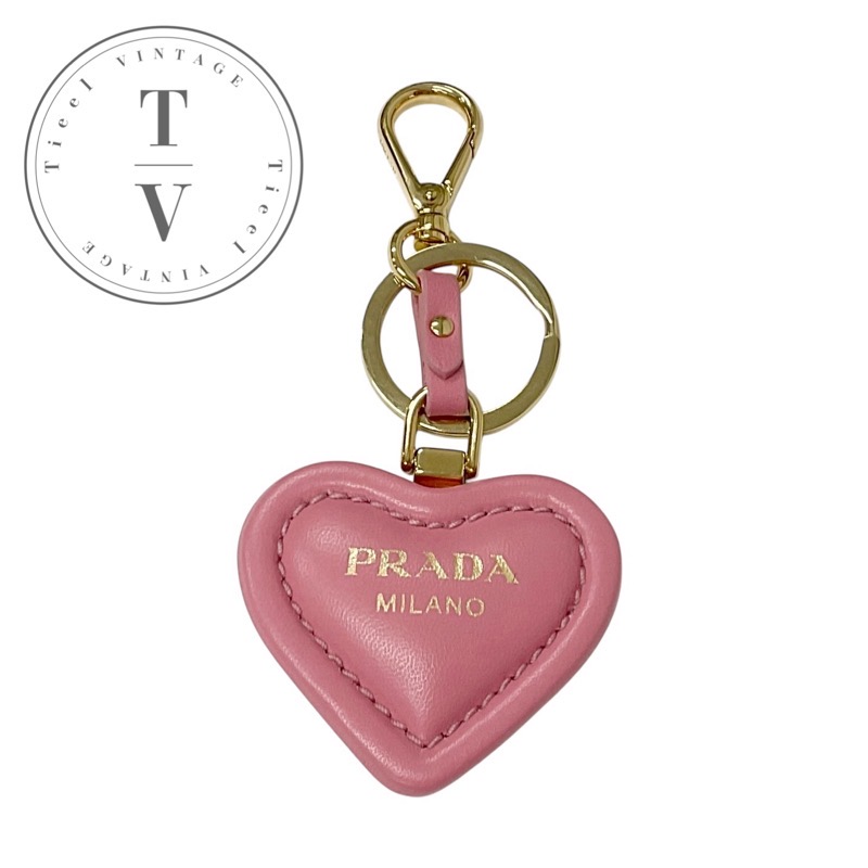 可愛い✨PRADA プラダ キーリング ハート型 ロゴ金具 サフィアーノ レッド 可愛い✨PRADA プラダ キーリング ハート型 ロゴ金具