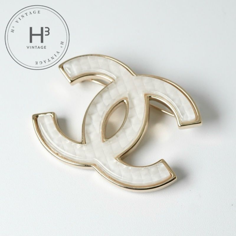 パールが可愛い♡CHANEL ブローチ　２点セット 明日着 キラキラストーン♪ 大きめCCマーク ブローチ CHANEL