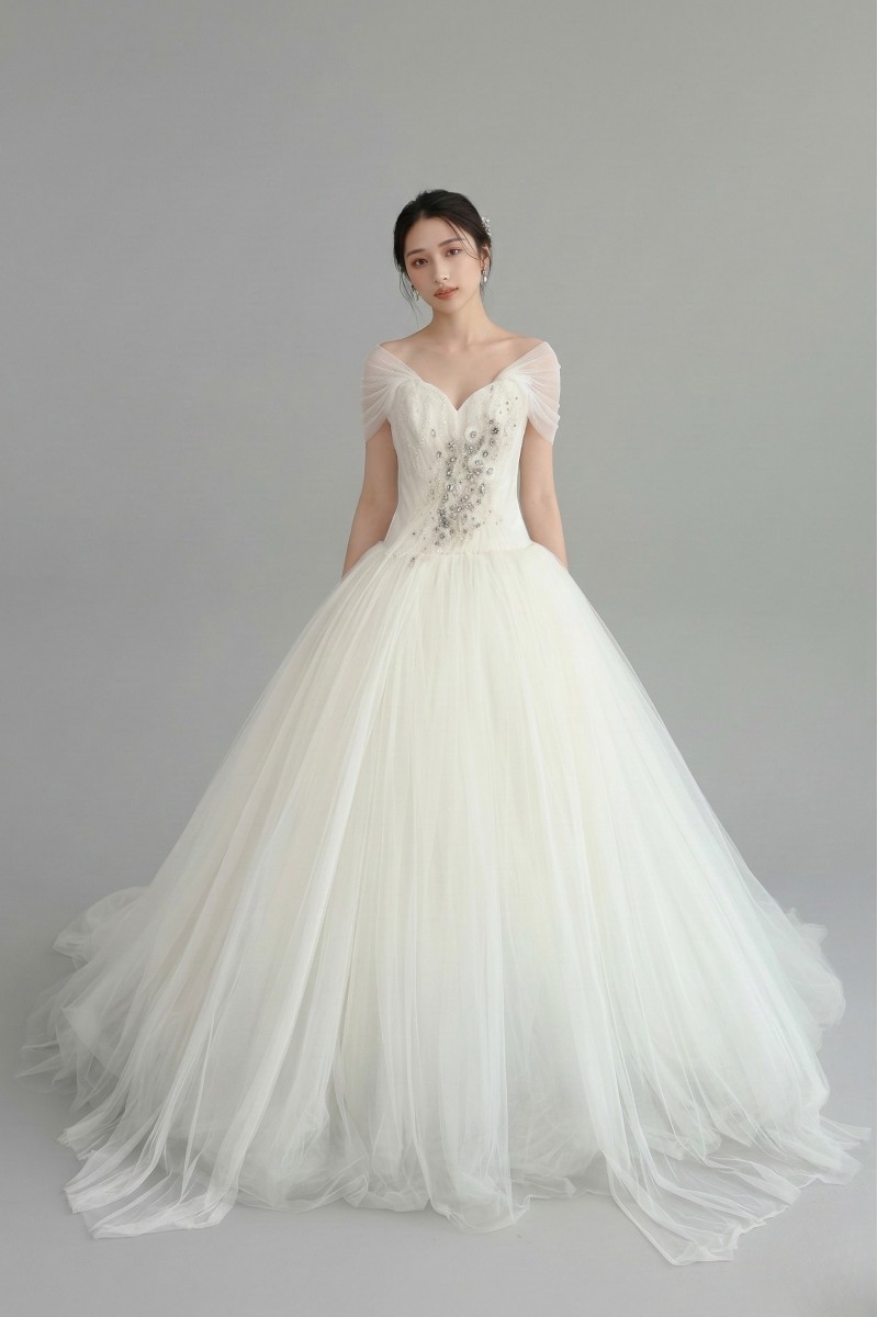 ヴェラウォン VERA WANG BRIDE リサ Lisa 姫御前伝達ルート 華燭の典御召しもの 象牙色白いこと 白 チュール ビジュー 音の大きさスコート オフショルダー