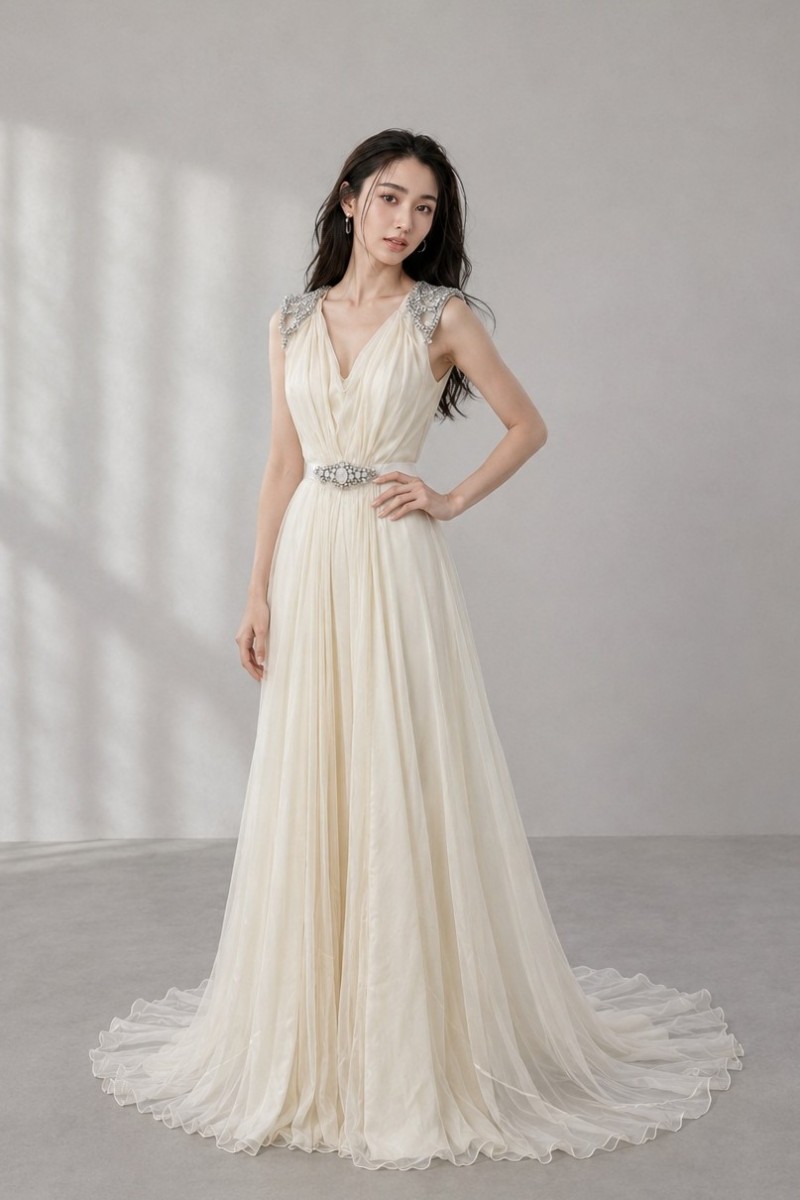 ジェニーパッカム Jenny Packham アイビー Ivy スレンダーライン ウェディングドレス ベージュアイボリー ビジュー Vカット ノースリーブ キャップスリーブ ドレープ シフォン|H3(エイチスリー)店