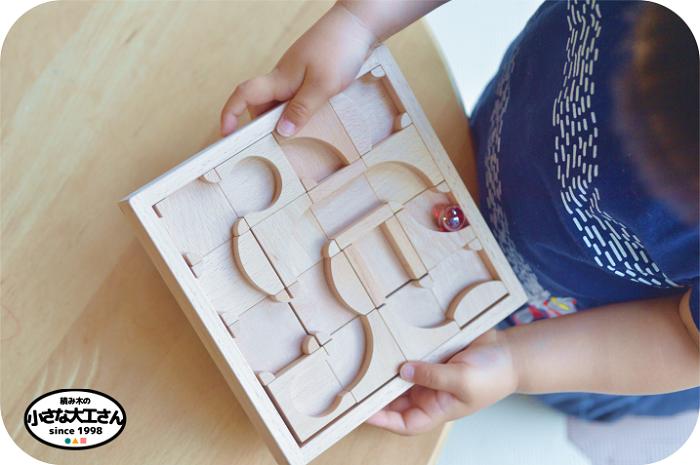 楽天市場 ビー玉ころがしの迷路 知育玩具 日本製 箱 迷路 パズル 積み木 ビー玉 2個つき 木製おもちゃ 小さな大工さん