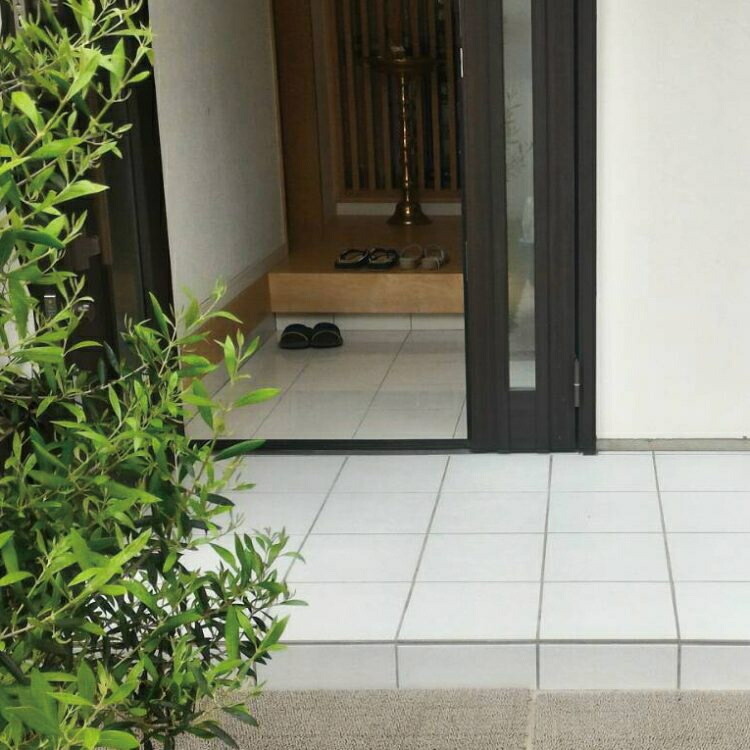 バーチ 床用300角 汚れ防止機能 防汚 汚れに強い内床 ベランダ テラス等 外床 玄関 ポーチ ガーデニング エントランス 壁 浴室の リフォームにおすすめ 防滑 洋風建築の建材 エクステリア用 です 日本製 美濃焼 らくらくりーん Napierprison Com