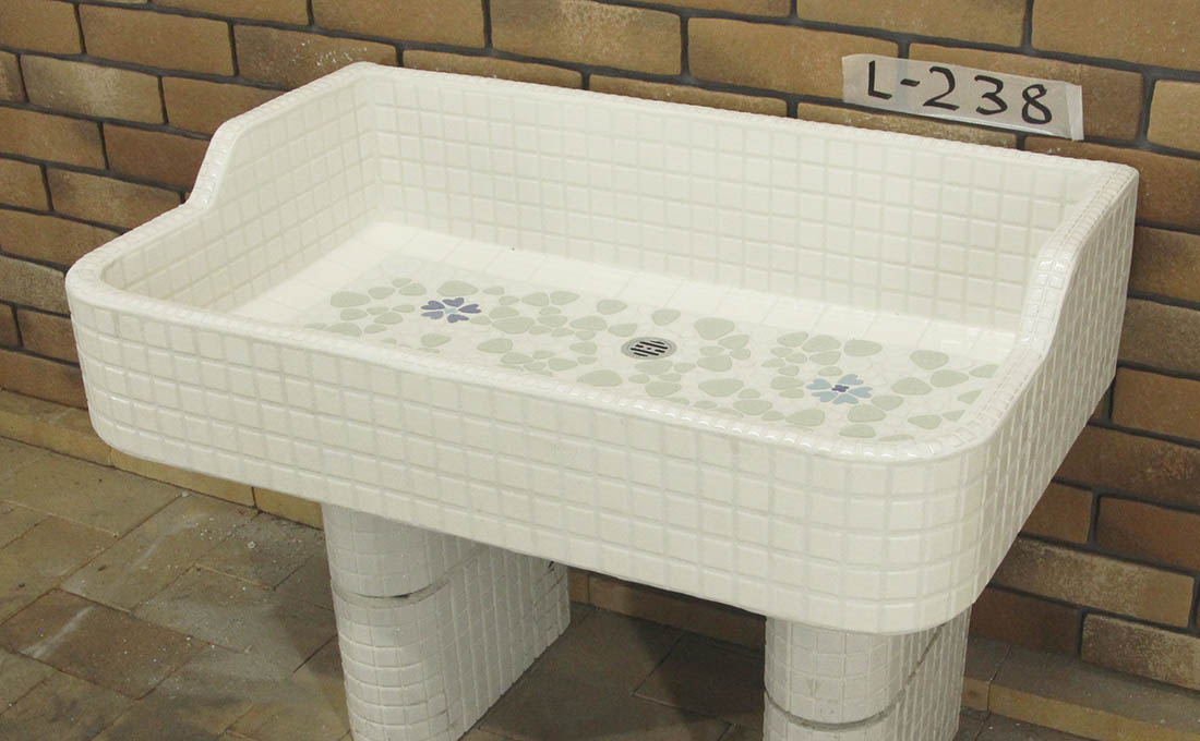 ガーデンシンク タイル 流し台 昭和レトロ モザイクタイル張り Lサイズ 238 手作りガーデンシンク タイル流し台 エクステリア お洒落 老人ホームなどにも大好評です Andapt Com