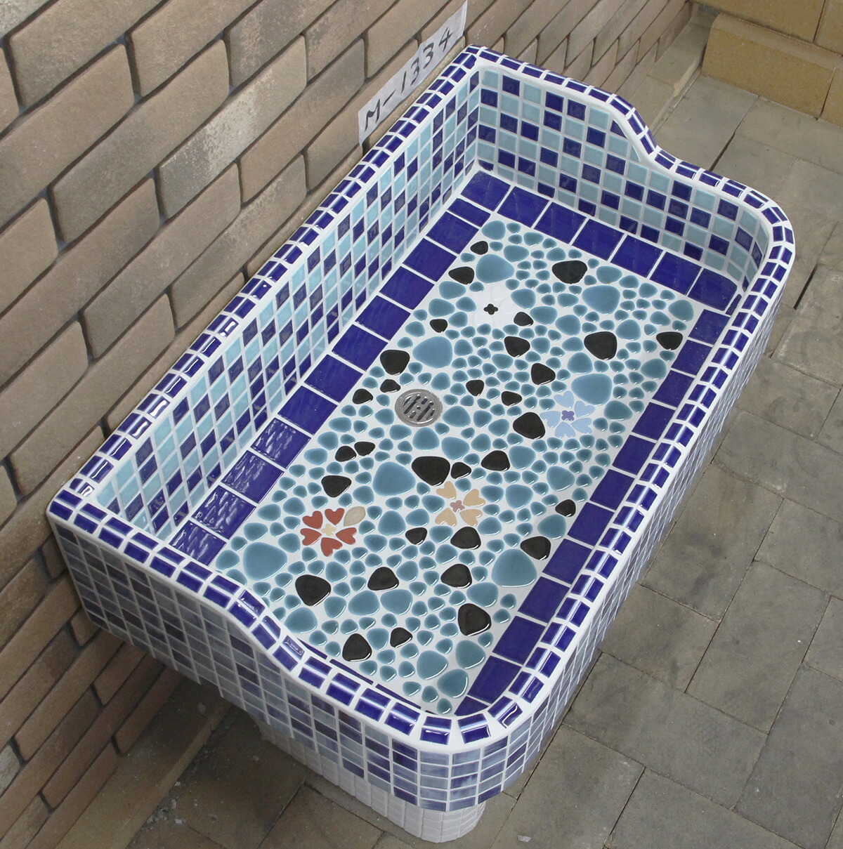 ガーデンシンク タイル 流し台 昭和レトロ モザイクタイル張り Mサイズm 1334 手作りガーデンシンク タイル流し台 エクステリア お洒落 老人ホームなどにも大好評です Rvcconst Com