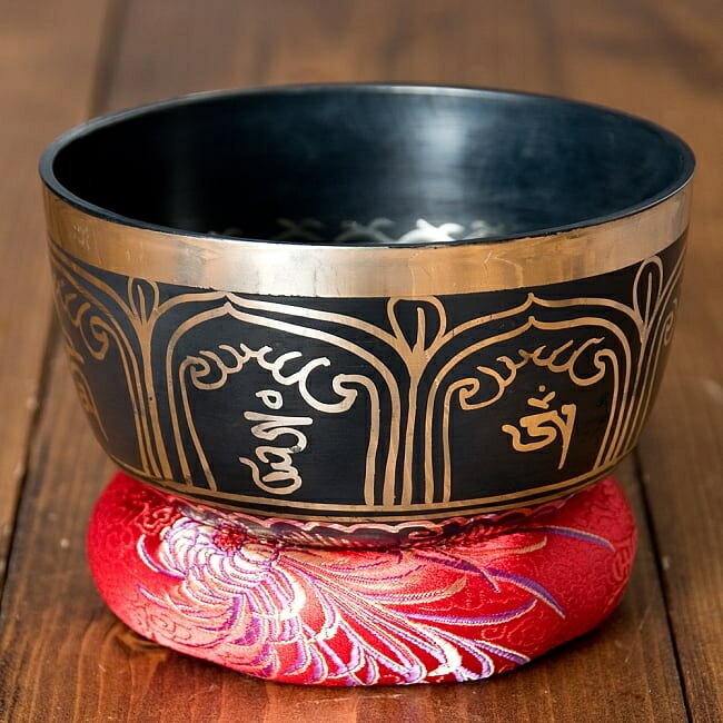 最先端 一点物 高音質ブラックシンギングボウル 音階 B 674g スティック付属 吉祥柄 チベット シンギングボール ネパール 楽器 仏教 瞑想 民族楽器 インド楽器 エスニック楽器 ヒーリング楽器 期間限定特価 Elanguageworld Com