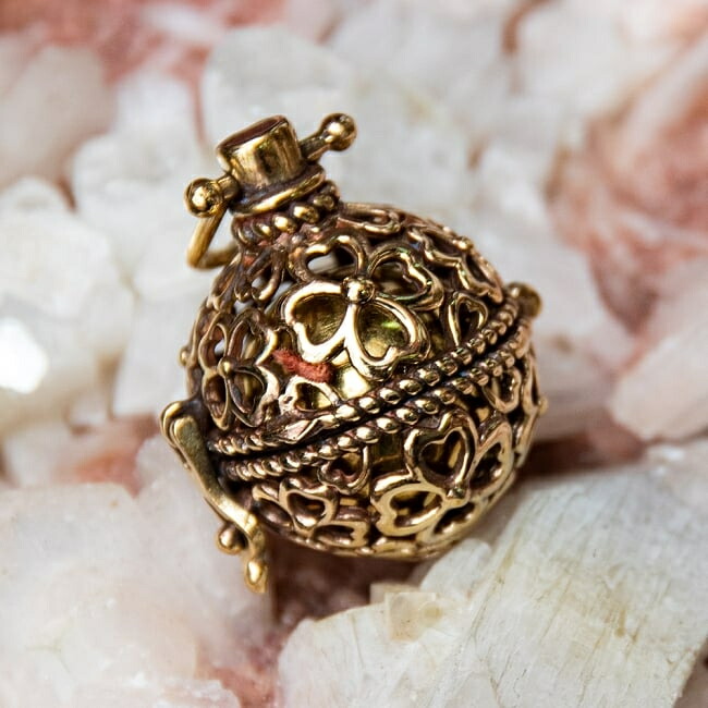 エスニック文様のガムランボール ペンダントトップ ゴールド花柄 ネックレス インド アクセ 鈴 猫 ネパール トライバル アジア アクセサリー アンクレット ピアス リング ビンディー Educaps Com Br