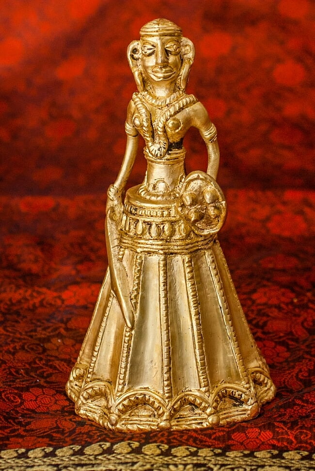 【送料無料】 剣と盾を持つ女性のハンドベル 高さ：約13cm / 少数民族 トライバル インドの神様像 置物 エスニック アジア 雑貨
