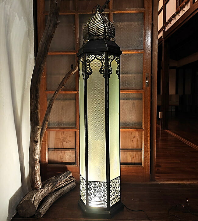 【送料無料】 モロカンスタイルのフロアランプ ブラック【高さ：121cm 特大 再入荷なし】 / アラビアランプ モロカンランプ ランタン ペンダントライト シーリングライト 壁かけライト TIRAKITA(ティラキタ) キャンドルスタンド アジアン インテリア エスニック アジア【レビ