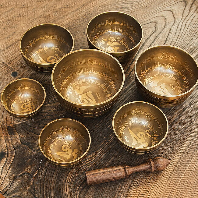 【送料無料】 チャクラ シンギングボウルセット 彫り込み仕上 / シンギングボール ネパール 楽器 打楽器 民族楽器 鈴 ヨガ 瞑想 メディテーション 全部 仏教 インド楽器 エスニック楽器 ヒーリング楽器【レビューで1000円クーポン プレゼント】