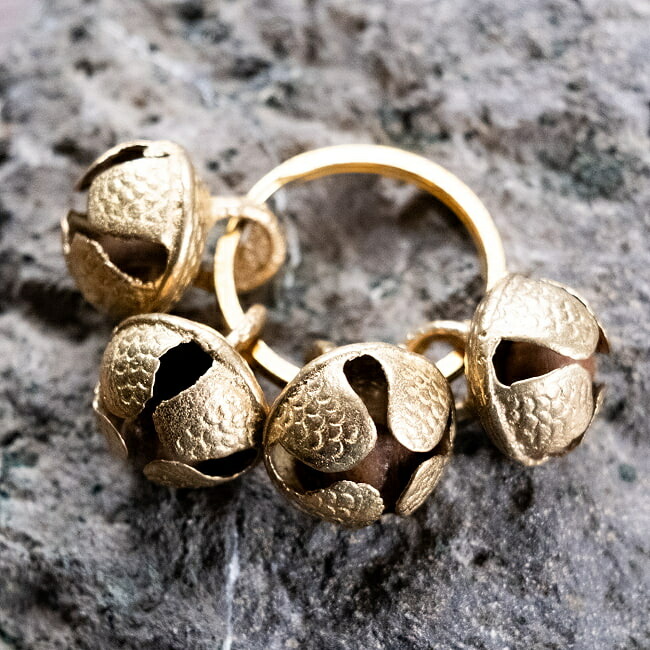 インド　真鍮と木のベル　鈴　大小8個セット　chahat 楽天市場】インドのお守り真鍮鈴 カウベルタイプ エスニック アジアン