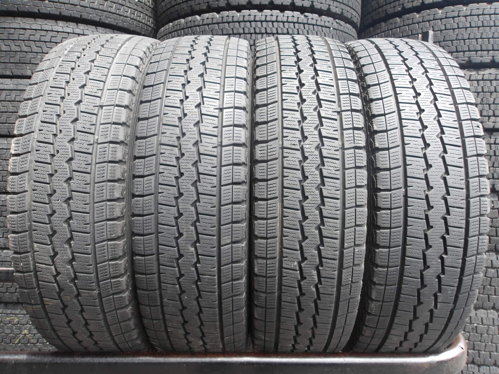 R641-9 【中古】{送料無料} 195/80R15 冬4本セット スタッドレス LT 107/105L 195/80-15 195-80-15 ダンロップ ウィンターマックス SV01｜タイヤ夢　店