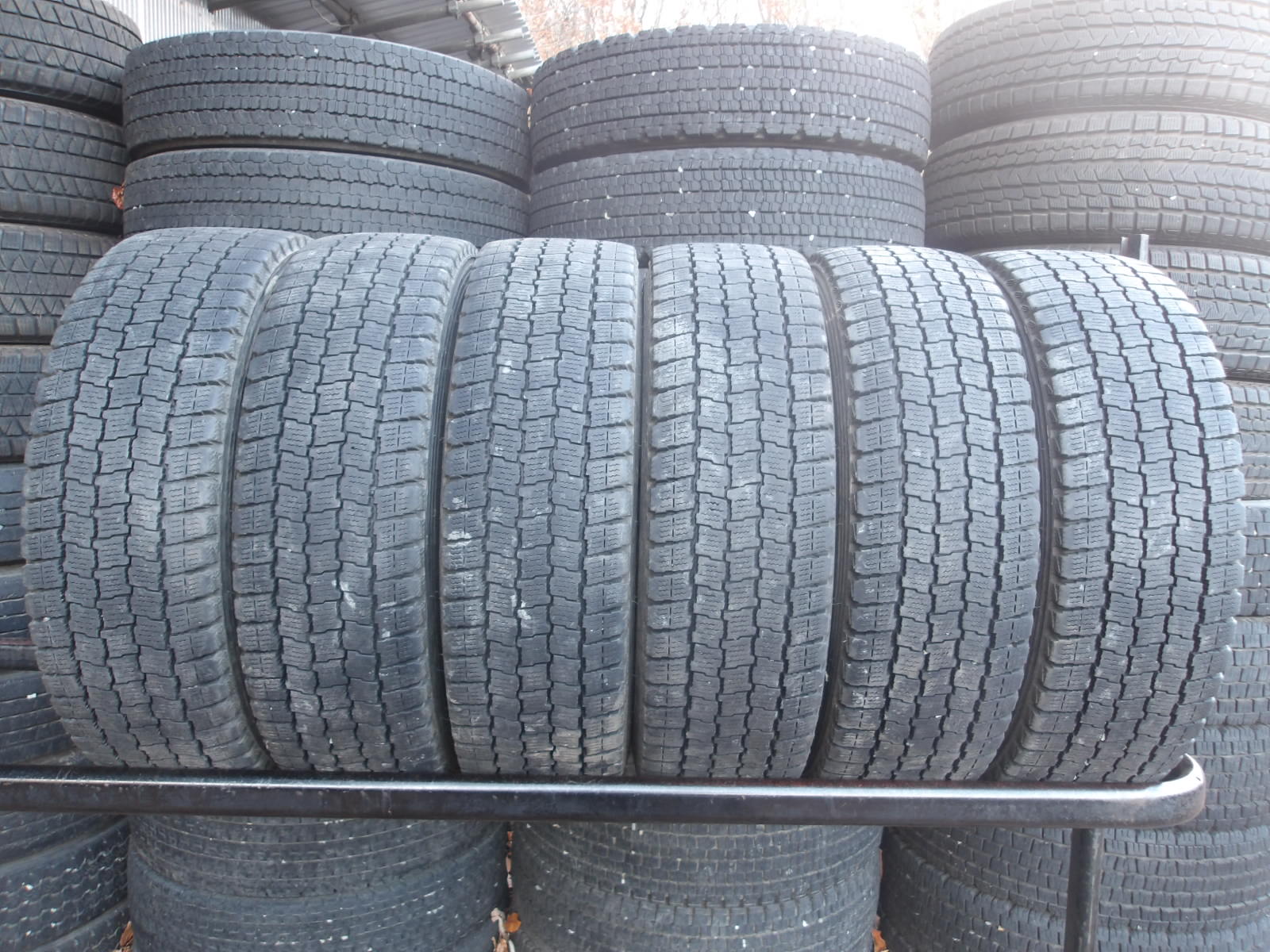 Q106-12 【中古】{送料無料} 205/70R16 冬6本セット スタッドレス LT 111/109L 205/70-16 205-70-16 グッドイヤー アイスナビ CARGO チューブレス｜タイヤ夢　店