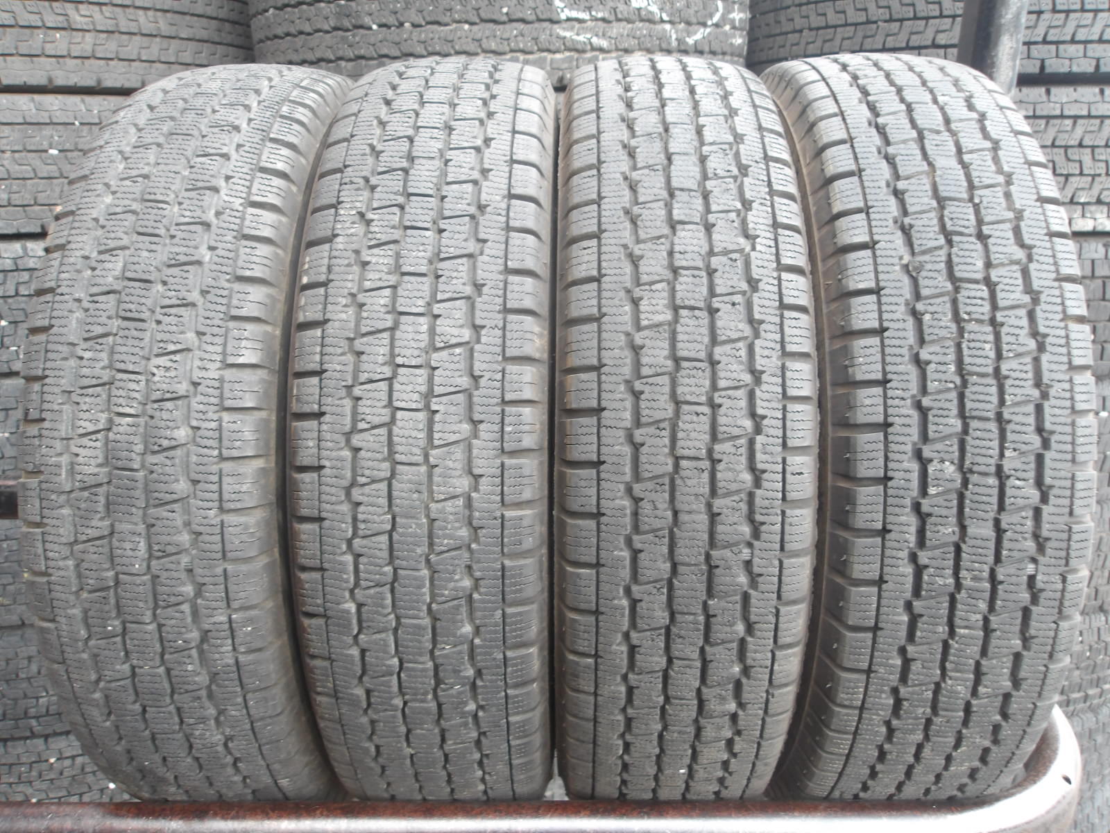 Y925-14 【中古】{送料無料} 145/80R12 冬4本セット スタッドレス LT 80/78N 145/80-12 145-80-12 ブリヂストン W300｜タイヤ夢　店