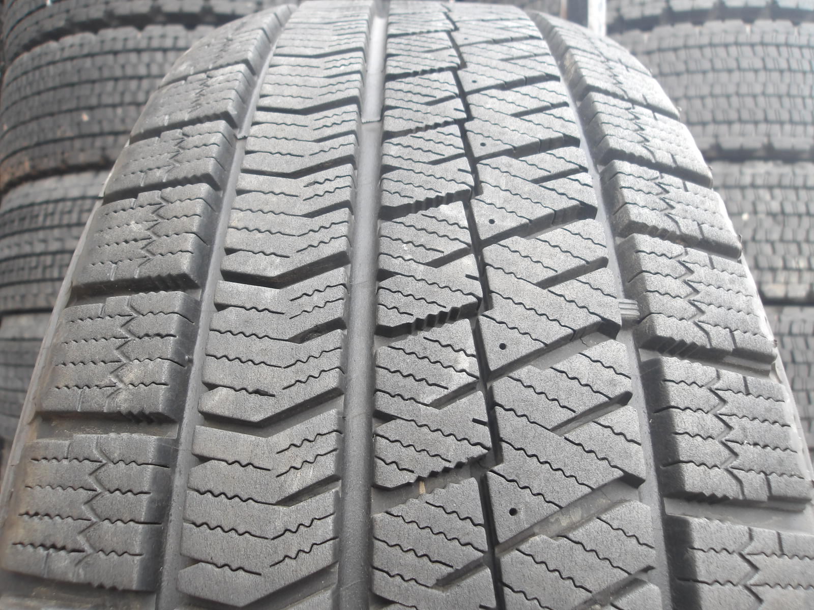 R124-8 【中古】{送料無料} 205/60R16 冬1本 スタッドレス 92Q 205/60-16 205-60-16 ブリヂストン ブリザック VRX2|タイヤ夢 店
