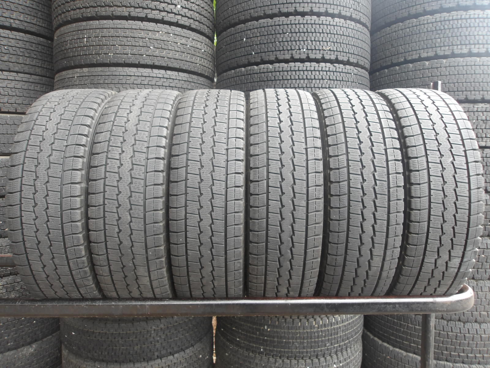 R474-13 【中古】{送料無料} 205/70R16 冬6本 スタッドレス LT 111/109L 205/70-16 205-70-16 ダンロップ ウィンターマックス LT03M チューブレス|タイヤ夢 店