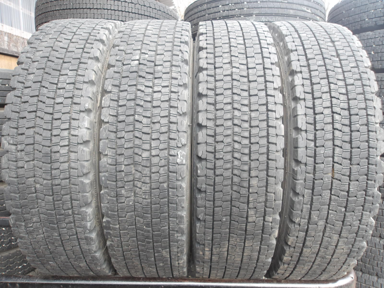 O62-6 【中古】{送料無料} 225/80R17.5 冬4本セット スタッドレス LT 123/122L 225/80-17.5 225-80-17.5 ブリヂストン チューブレス｜タイヤ夢　店