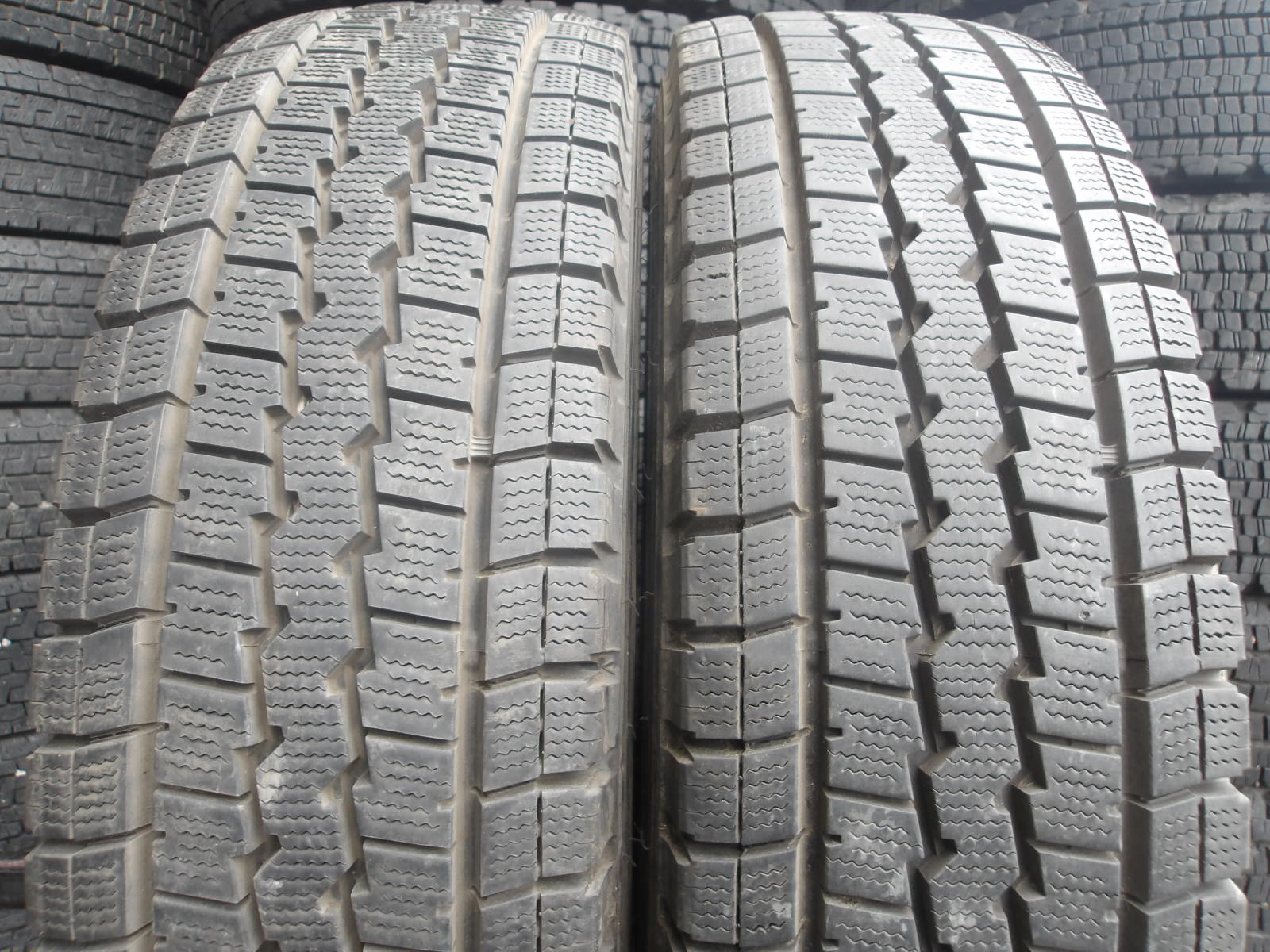 R672-9 【中古】{送料無料} 195/70R17.5 冬2本 スタッドレス LT 112/110L 195/70-17.5 195-70-17.5 ダンロップ ウィンターマックス LT03 チューブレス｜タイヤ夢　店