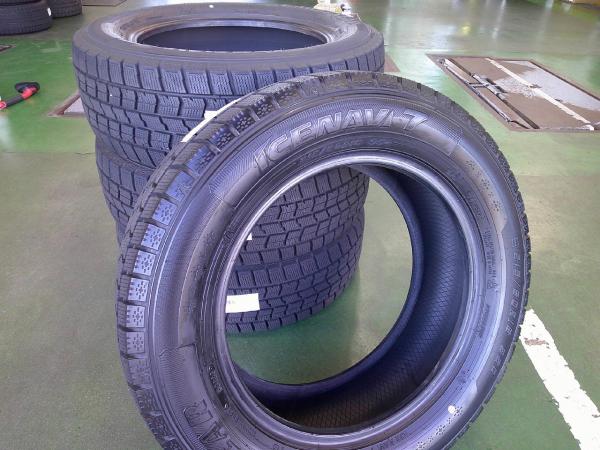 バリ溝　2023年製　ICE-NAVI-7　215/60R16インチ　スタッドレスタイヤ　中古4本セット　ヴェゼル/CX-3/エスティマ/オデッセイ　条｜タイヤショップトレッド